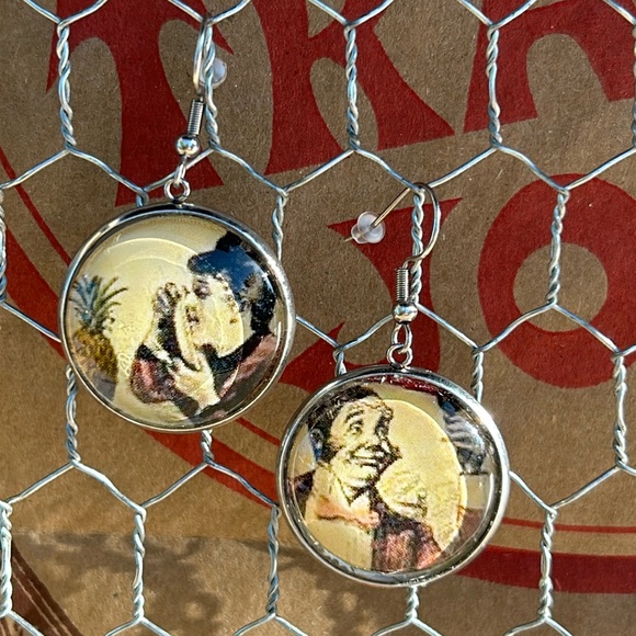 Trader Joe’s earrings 25mm man and woman eating - Picture 1 of 2